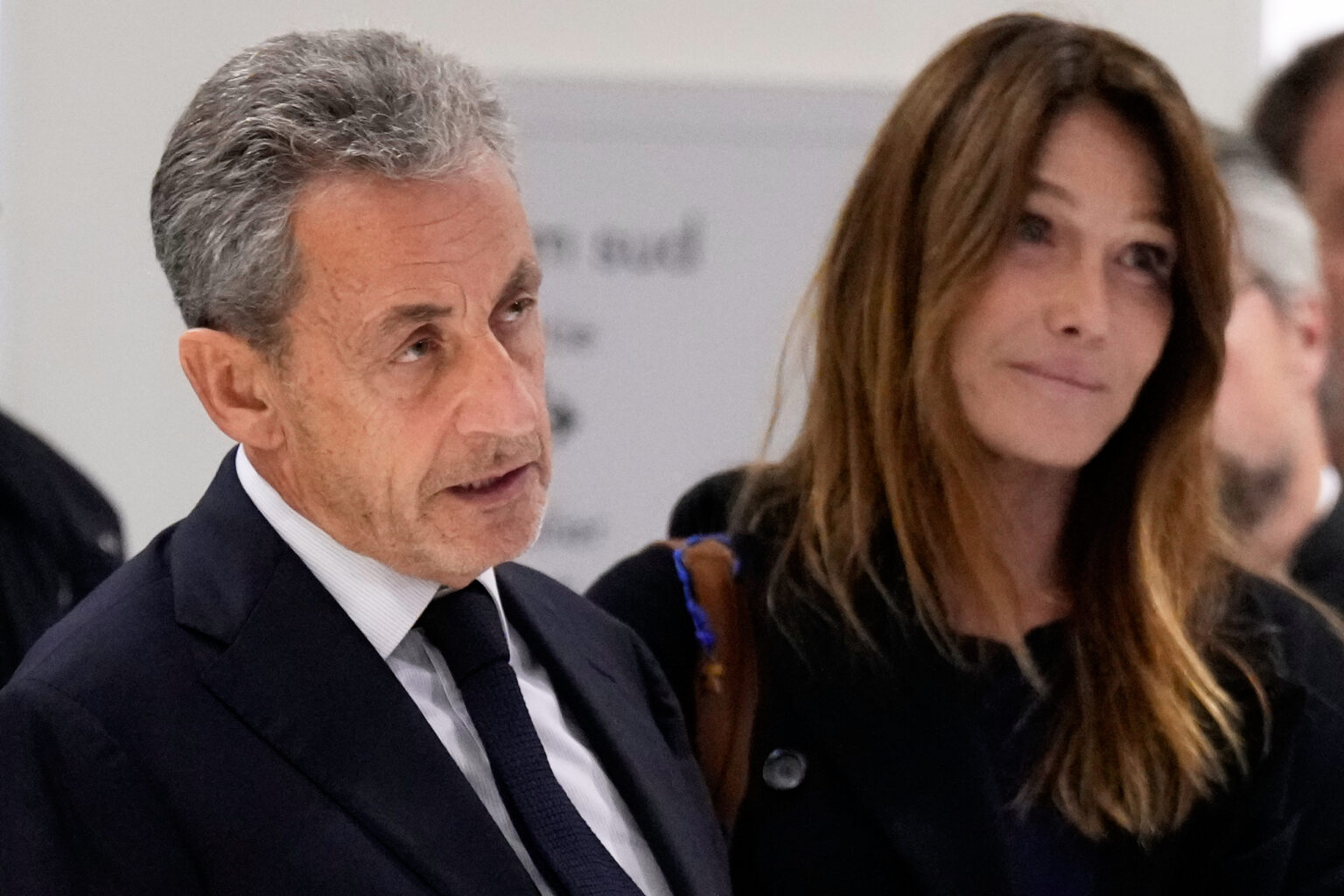 VIDÉO - Carla Bruni, le cœur serré, voit Nicolas Sarkozy partir en prison ce mardi