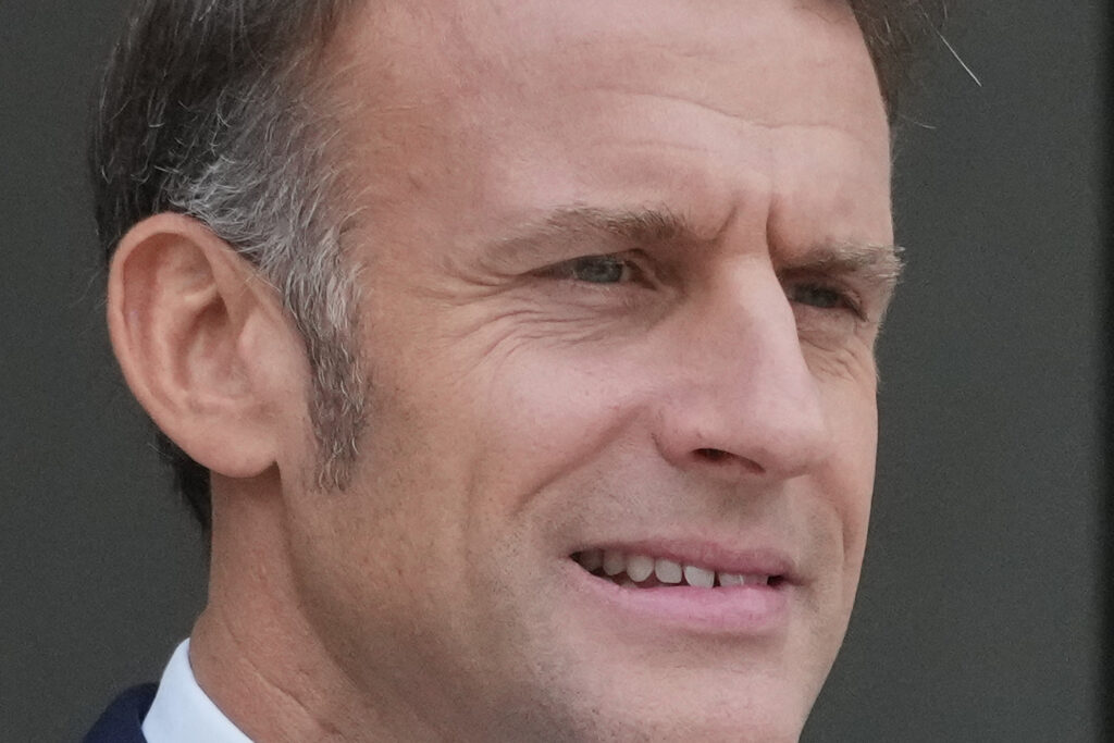 Macron nommera son huitième Premier ministre sous 48 heures, selon l’Élysée (AP Photo/Michel Euler)