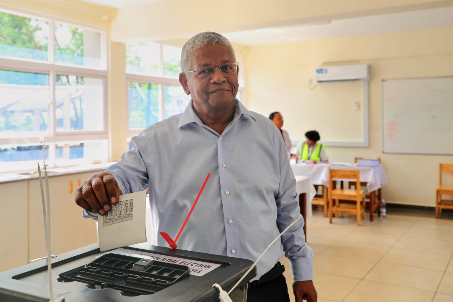 L'opposant Patrick Herminie remporte le second tour de la présidentielle aux Seychelles (AP Photo/Emilie Chetty)