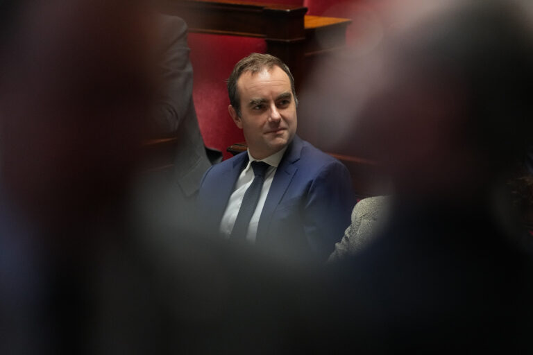 Lecornu sauve définitivement son gouvernement : les deux motions de censure rejetées (AP Photo/Thibault Camus)