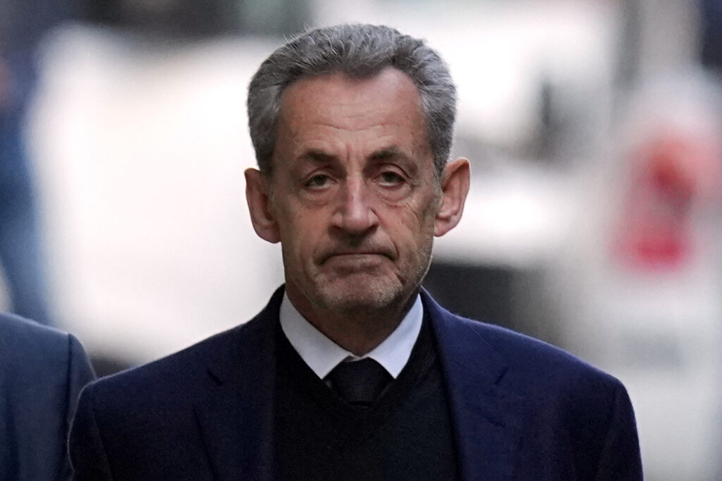Du thon, des yaourts et un balai : les commandes de Nicolas Sarkozy en prison (AP Photo/Thibault Camus)