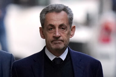 Du thon, des yaourts et un balai : les commandes de Nicolas Sarkozy en prison (AP Photo/Thibault Camus)