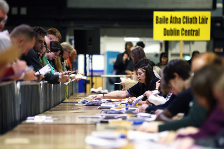 Catherine Connolly en tête de l’élection présidentielle en Irlande selon les premiers décomptes (AP Photo/Peter Morrison)