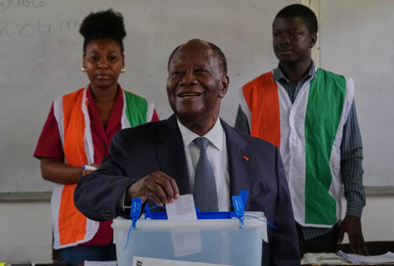 La Côte d’Ivoire vote alors qu’Alassane Ouattara brigue un quatrième mandat, ses principaux rivaux écartés (AP Photo/Misper Apawu)