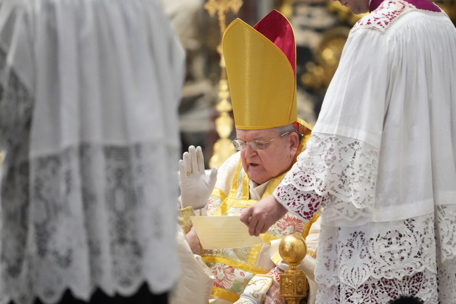 Un cardinal américain célèbre la messe en latin à Saint-Pierre, avec l’aval du pape Léon XIV (AP Photo/Alessandra Tarantino)