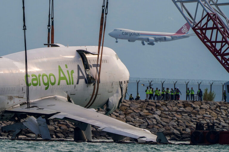 Hong Kong : les débris principaux du cargo Boeing 747 repêchés après le crash mortel (AP Photo/Vernon Yuen)