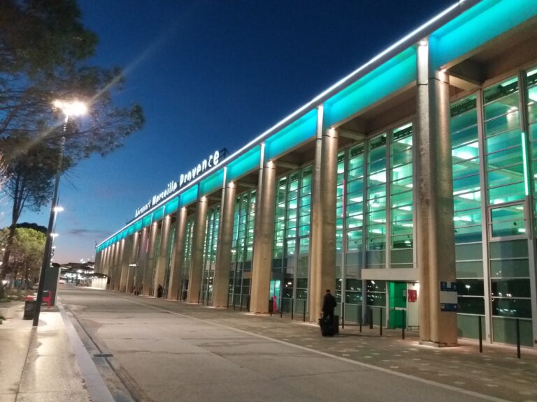 Aéroport Marseille-Provence - neuf maires réclament un couvre-feu total des vols nocturnes (wikipedia commons)