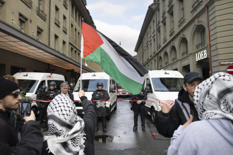 Affrontements à Berne - dix-huit policiers blessés lors d’une manifestation pro-palestinienne non autorisée