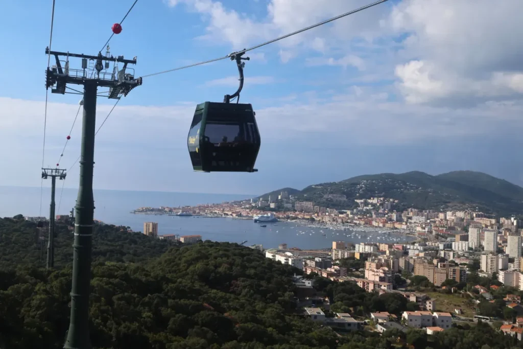 Ajaccio inaugure son téléphérique urbain pour réduire l’usage de la voiture