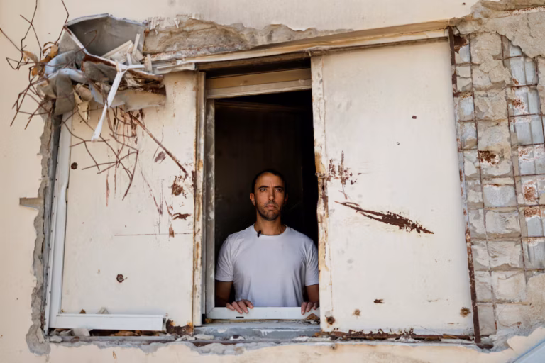 Alors que la guerre à Gaza dure depuis deux ans, un ancien otage israélien témoigne de l’enfer vécu sous le Hamas