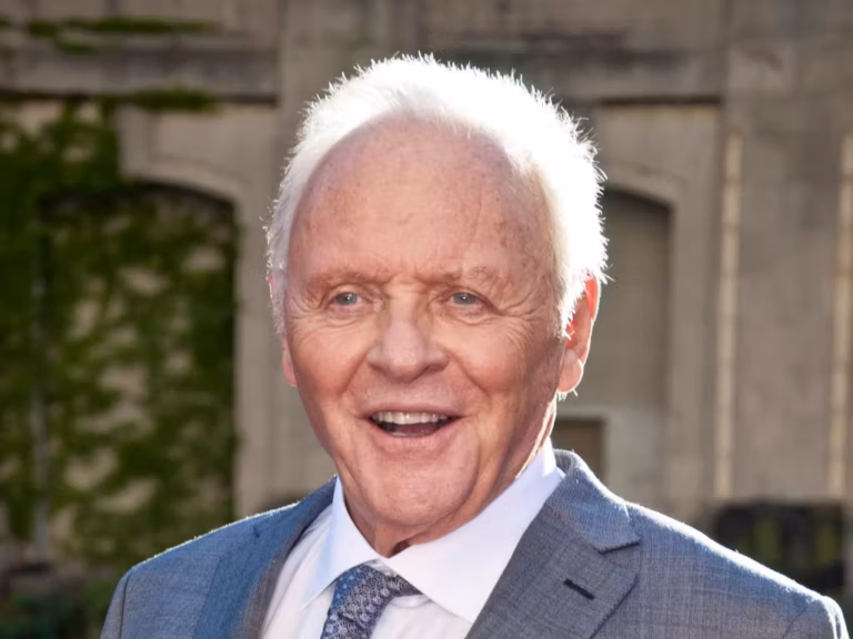 Anthony Hopkins dévoile le message mystérieux qui l'a tiré de l'alcool