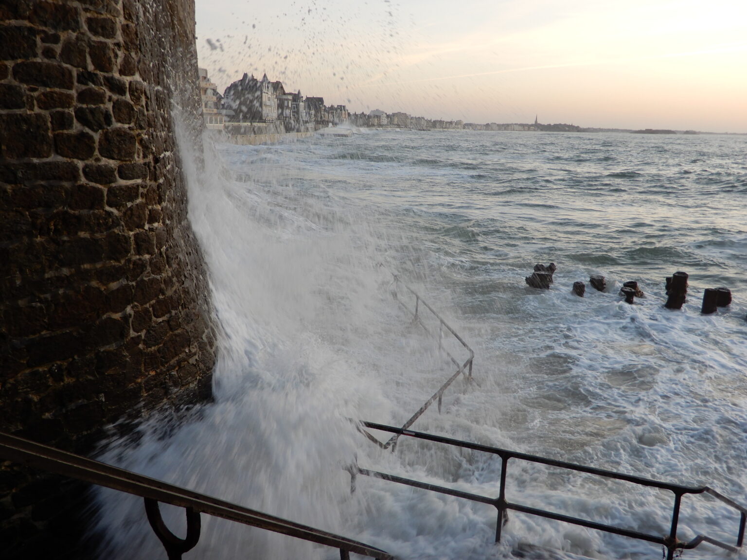 Bretagne - vigilance renforcée face aux grandes marées de la semaine (wikipedia commons)