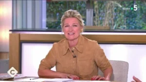 « C à vous » en rediffusion - Anne-Élisabeth Lemoine victime des coupes budgétaires de France Télévisions