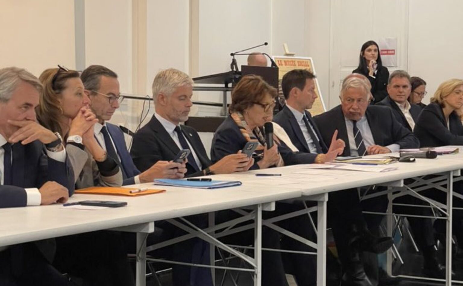 "Je t’emmerde", "digne de l’URSS"... : week-end de chaos chez Les Républicains qui se déchirent sur la participation ou non au gouvernement Lecornu 2