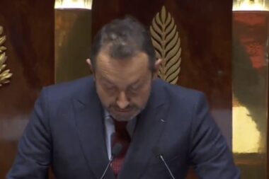 "Monsieur le Premier ministre vous êtes discrédité et illégitime" indique Sébastien Chenu (RN)