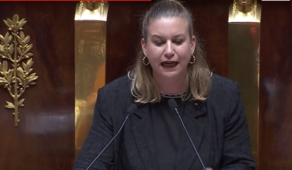 « Notre Constitution permet toutes les dérives autoritaires », dénonce Mathilde Panot face à Sébastien Lecornu