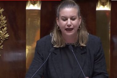 « Notre Constitution permet toutes les dérives autoritaires », dénonce Mathilde Panot face à Sébastien Lecornu