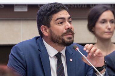 Guillaume Kasbarian fait adopter un abattement fiscal pour permettre aux grands-parents de donner jusqu’à 100 000 euros pour la primo-accession