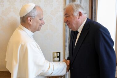 Gérard Larcher reçu par le pape Léon XIV lors d’une visite éclair au Vatican