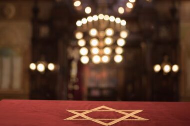 Un Israélien condamné pour avoir souillé la synagogue d’Antibes