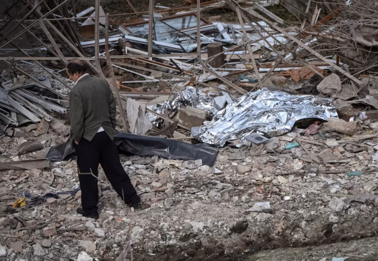 Cinq morts et de graves dégâts énergétiques après une attaque aérienne russe en Ukraine (AP)