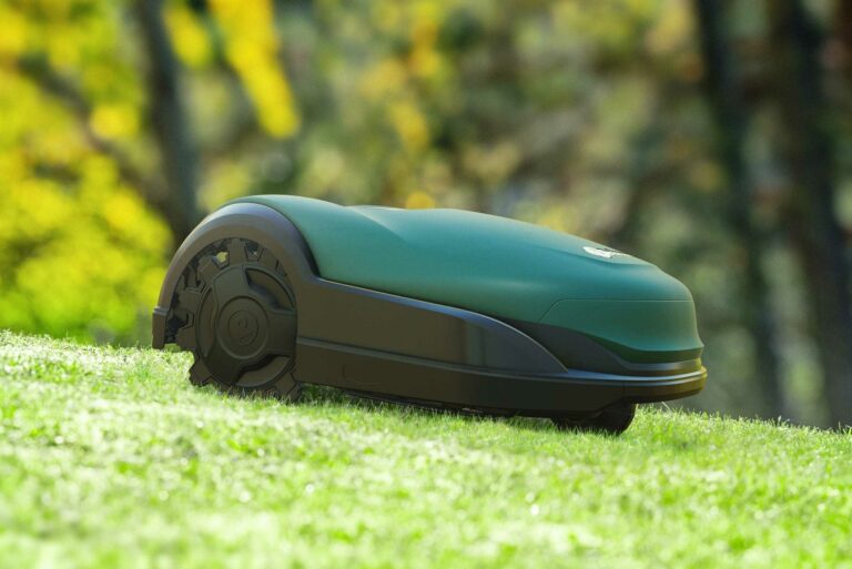 Côtes-d’Armor : un robot-tondeuse s’échappe et sème la pagaille sur la route