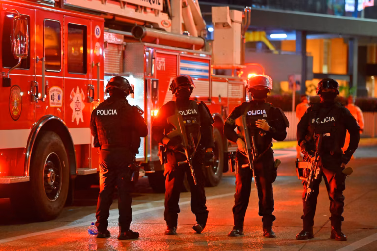 Des attaques à l’explosif visent plusieurs ponts en Équateur après la répression de l’exploitation minière illégale (AP)