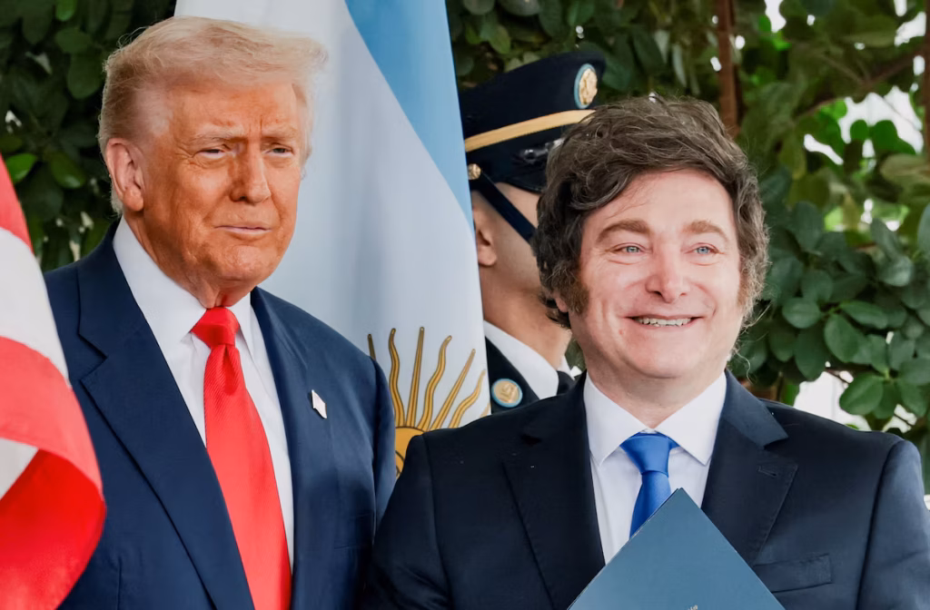 Donald Trump affiche officiellement son soutien à la réélection du président argentin Javier Milei (AP)