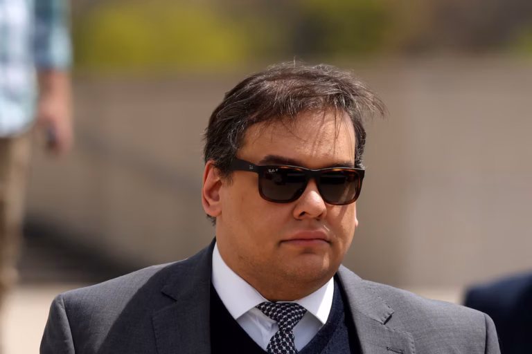 Donald Trump commue la peine de prison de l’ex-député George Santos et ordonne sa libération immédiate (AP)