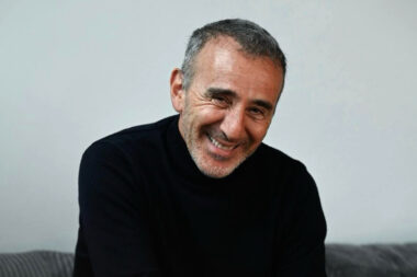 Élie Semoun fête ses 62 ans: un "clown triste" devenu l'un des humoristes préférés des Français