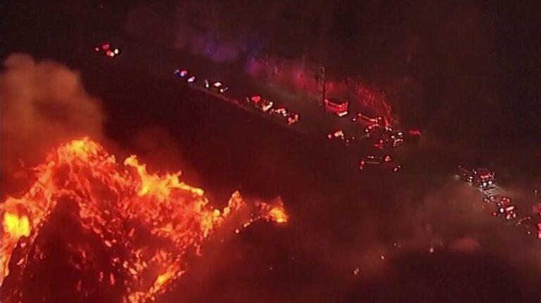 États-Unis - un incendie massif frappe une raffinerie Chevron près de Los Angeles