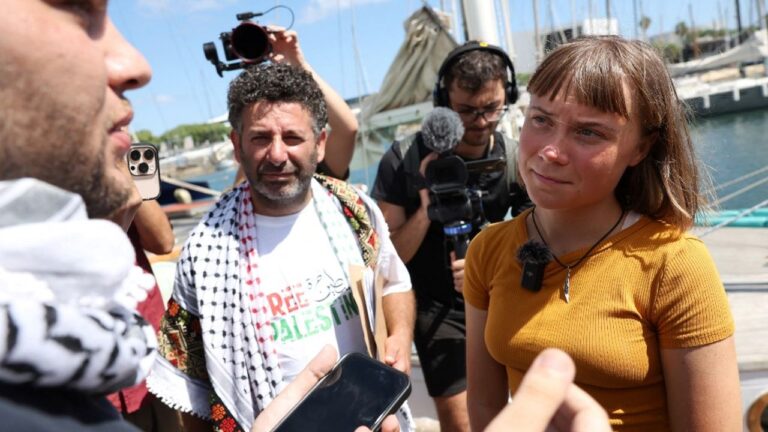 Greta Thunberg accueillie triomphalement à Athènes après son expulsion par Israël avec les militants de la flottille pour Gaza