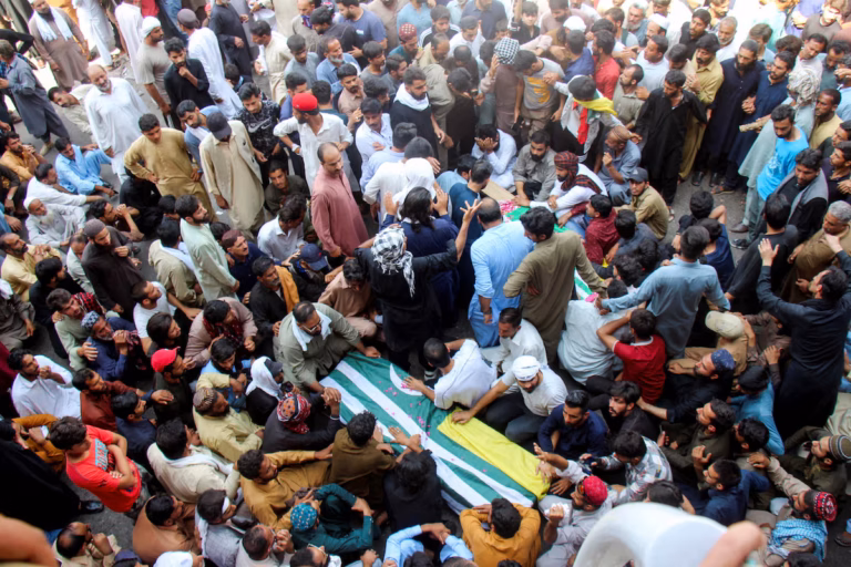 Huit morts dans des manifestations au Cachemire pakistanais, les autorités coupent internet et téléphonie