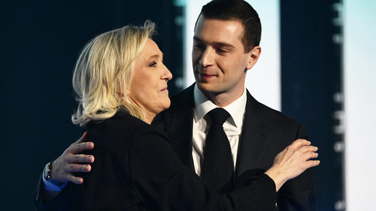 Cote de confiance : Emmanuel Macron s’effondre, le RN s’envole