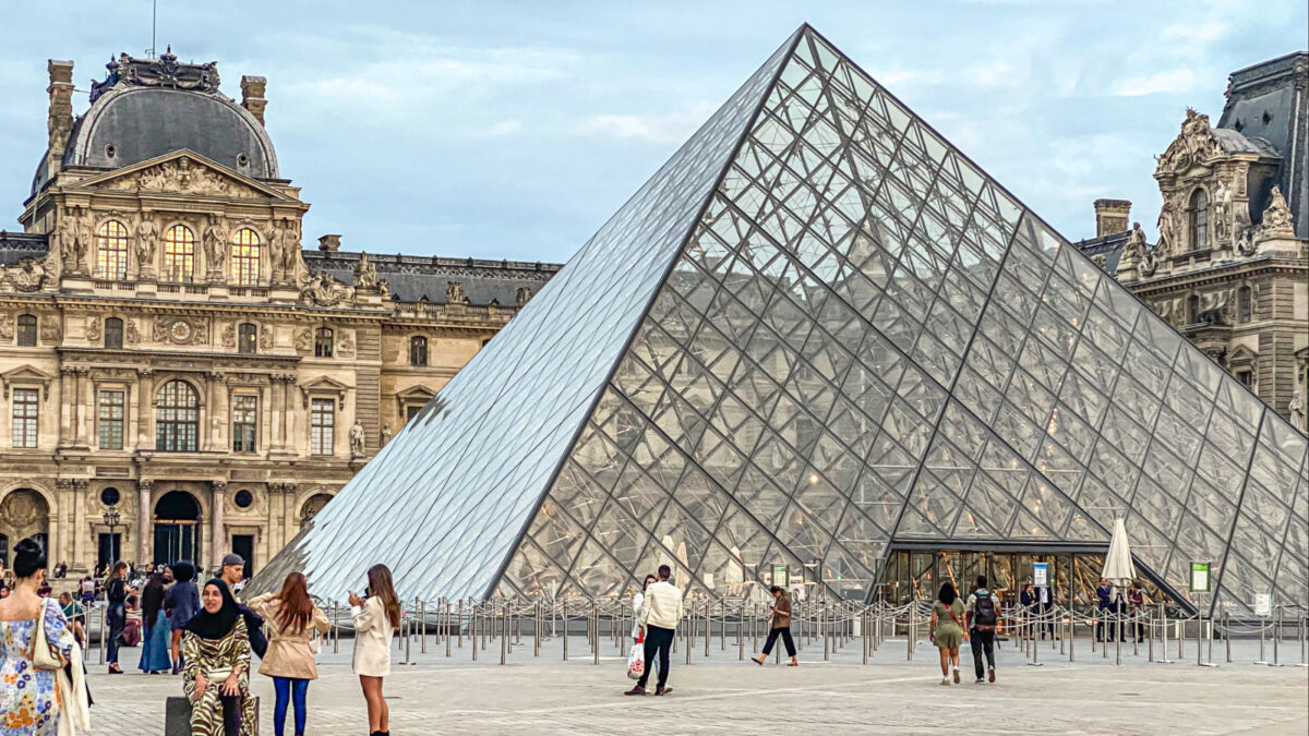 Braquage spectaculaire au Louvre : des bijoux d’une valeur inestimable volés en sept minutes