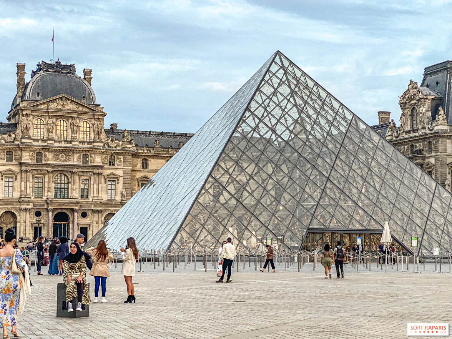 Braquage spectaculaire au Louvre : des bijoux d’une valeur inestimable volés en sept minutes