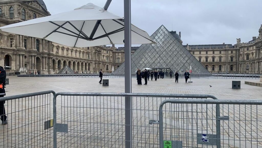 Cambriolage du Louvre : deux suspects arrêtés, l’enquête s’accélère