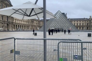 Cambriolage du Louvre : deux suspects arrêtés, l’enquête s’accélère