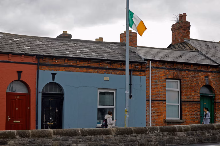 Irlande - une campagne de drapeaux tricolores menée par l’extrême droite divise Dublin (AP)