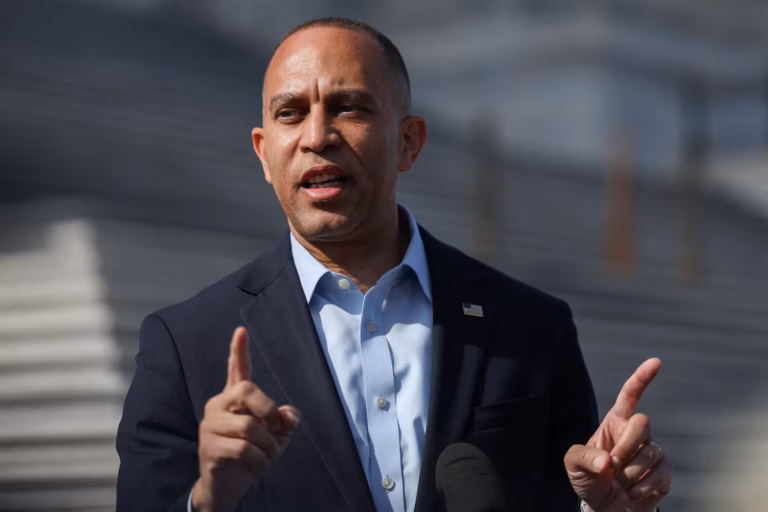 Jeffries met fin au suspense et soutient Mamdani dans la course à la mairie de New York