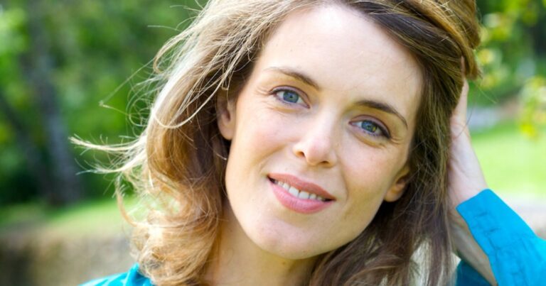 Julie Andrieu en larmes : la vérité sur ses troubles alimentaires qu'elle a cachés pendant des années