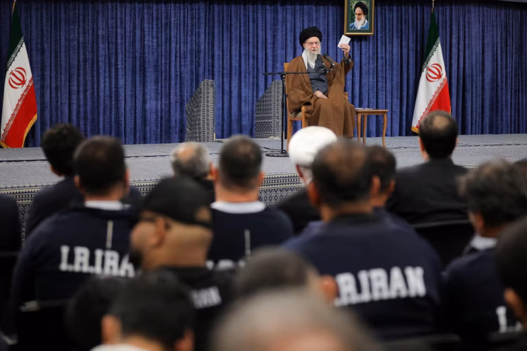 Khamenei rejette l’offre de dialogue de Trump et conteste les affirmations américaines sur le nucléaire iranien (AP)