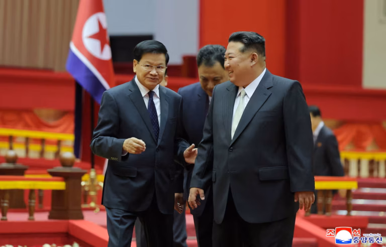 Kim Jong-un reçoit le président laotien à Pyongyang pour renforcer la coopération bilatérale