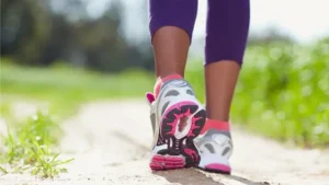 L’Anses recommande de marcher 3 à 5 minutes toutes les demi-heures 