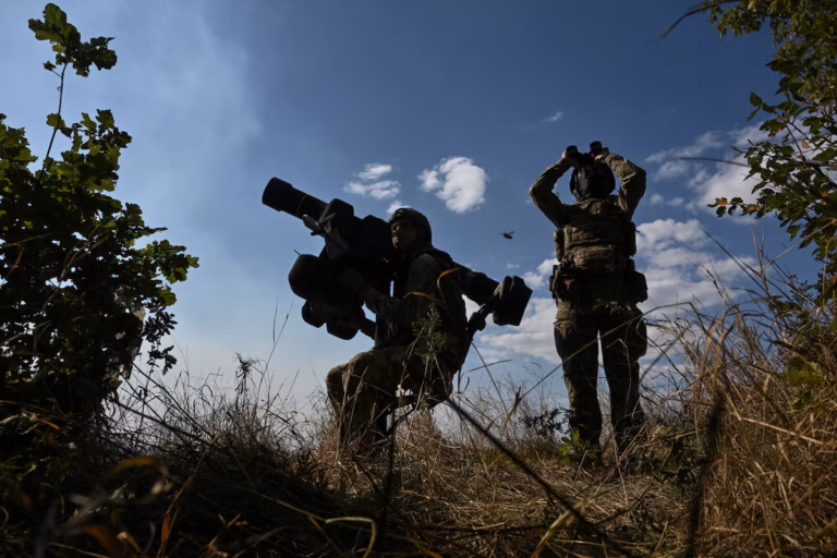 L’Ukraine pourrait acheter des armes hors d’Europe grâce à un prêt financé par des avoirs russes gelés (AP)