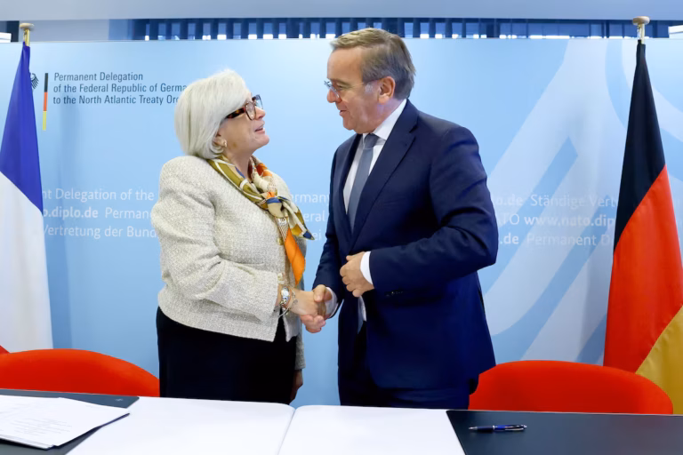 La France et l’Allemagne scellent un accord pour un système européen d’alerte précoce par satellite (AP)