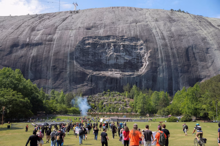 La Géorgie veut réinterpréter le monument confédéré controversé de Stone Mountain (AP)
