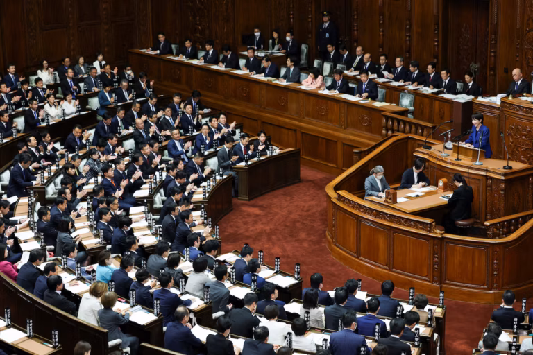 La Première ministre japonaise Sanae Takaichi face à son premier test diplomatique avec la visite de Donald Trump