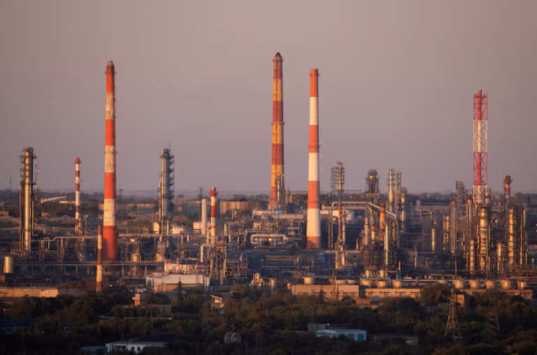 La Russie confrontée à une double crise - l’ultimatum de Trump et la chute de ses ventes de pétrole à l’Inde (AP)