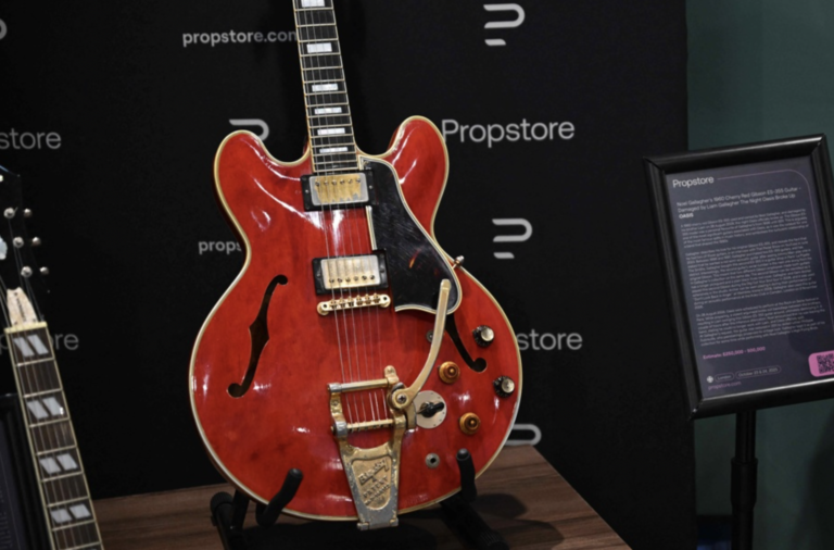 La guitare de la rupture d’Oasis mise aux enchères à Londres pour 575 000 euros